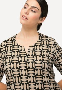 Ulla Popken ALLOVER SHORT SLEEVE SPLIT NECK  - Triko s potiskem - black