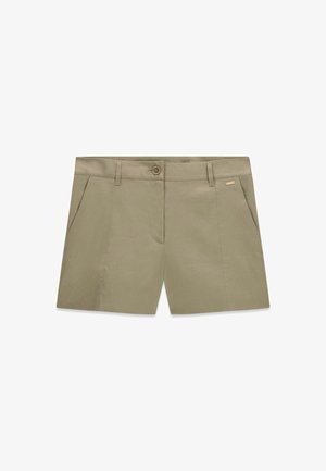 Khaki groene damesshorts met riemlussen, knoop aan de voorkant, ritssluiting en zijzakken, weergegeven op een witte achtergrond.