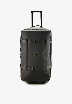 Mochila rodante negra con un diseño de tela resistente, que cuenta con correas ajustables, un bolsillo con cremallera y un logotipo circular.