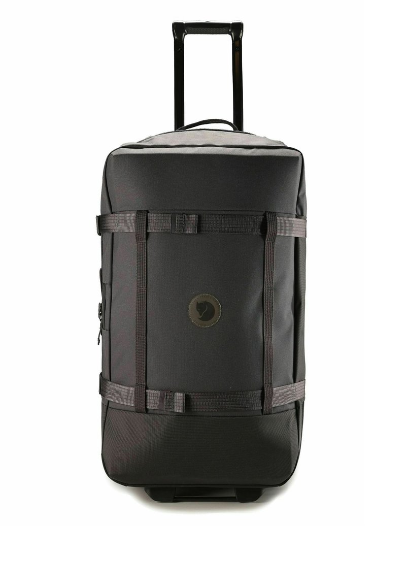 Zaino da viaggio nero con un design in tessuto resistente, dotato di spallacci regolabili, una tasca con zip e un logo circolare.