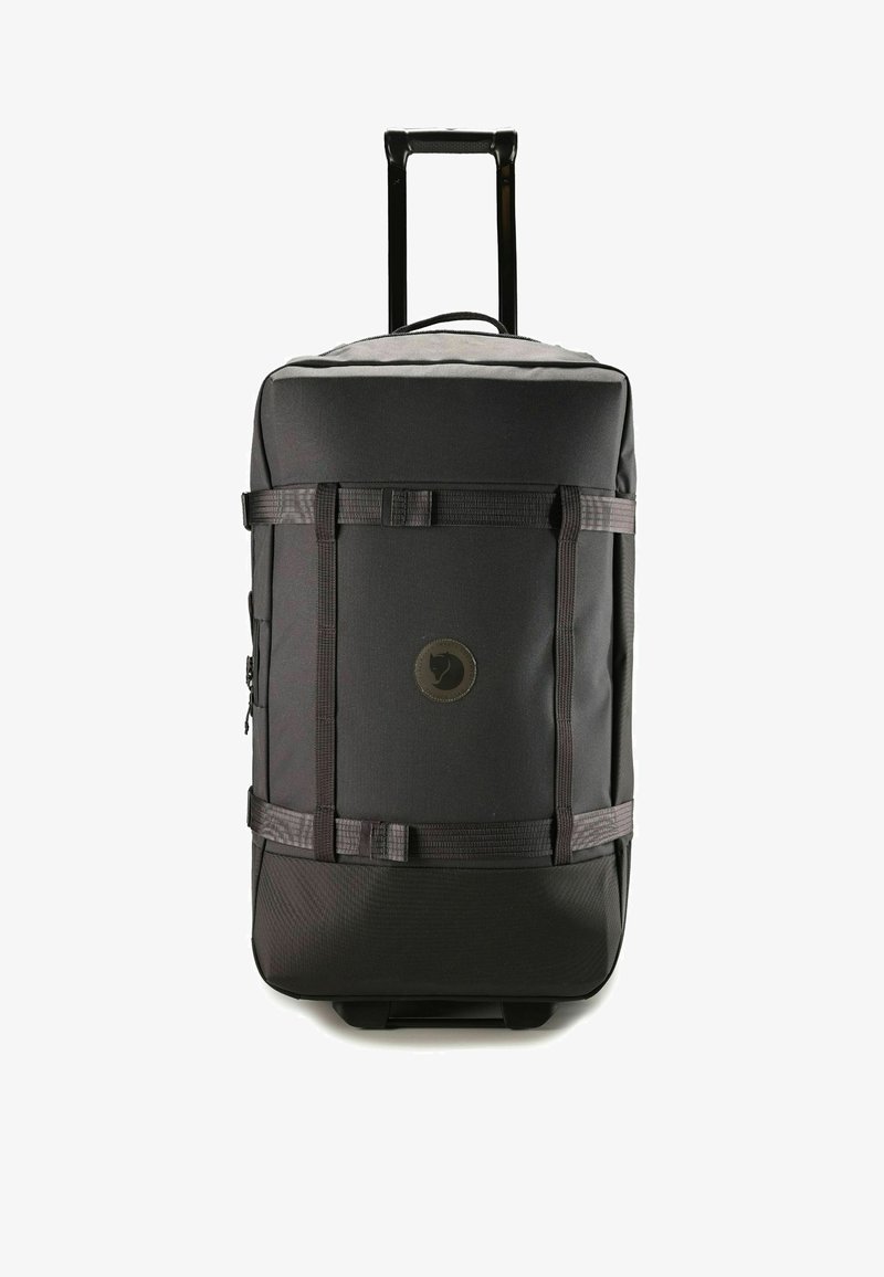 Zaino da viaggio nero con un design in tessuto resistente, dotato di spallacci regolabili, una tasca con zip e un logo circolare.
