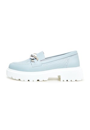 Blaue synthetische Slipper mit durchbrochenem Design, silberner Hardware und weißer klobiger Sohle. Das Obermaterial weist nahtlose Details und subtile Akzente auf.