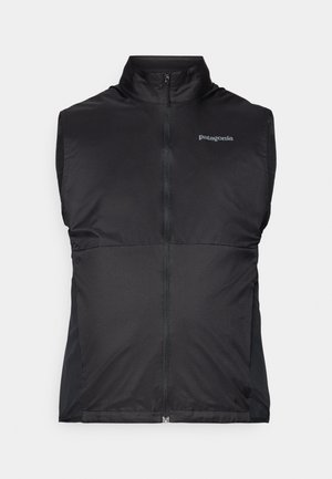 Schwarze ärmellose Weste aus leichtem Stoff, mit hohem Kragen, Reißverschluss vorne und einem dezenten Logo auf der Brust. Flachnaht-Design.