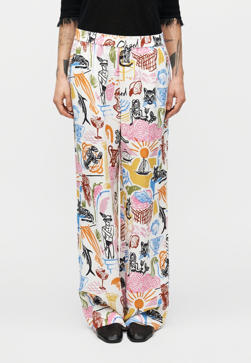 Παντελόνια φαρδιάς γραμμής από ελαφρύ ύφασμα με πολύχρωμο, αφηρημένο σχέδιο που περιλαμβάνει διάφορα μοτίβα όπως ζώα, κοκτέιλ και φύση.