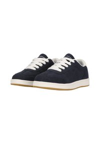 Navy suede tennarit valkoisilla nauhoilla, valkoisella kumipohjalla ja tekstuuripinnoilla sivuilla, klassisessa matalassa designissa.