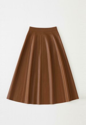 Jupe midi en similicuir marron à taille haute et silhouette trapèze, avec des détails de coutures verticales.