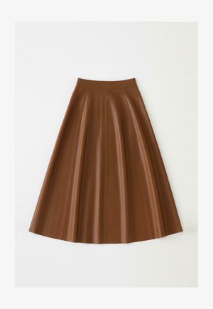 Pruun kunstnahast midi seelik kõrge vöökoha ja A-lõikega, millel on vertikaalsed õmblused.