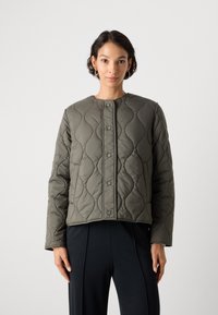 Gequilted olijfgroene jas met een ronde halslijn, voorop drukknopen en lange mouwen, met een gestructureerd, gevoerd ontwerp.