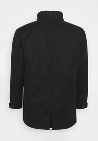 Svart, långärmad, huva jacka med en slät textur, knäppbara ärmslut, en bakre sprund och en strukturerad krage, med en minimalistisk design.