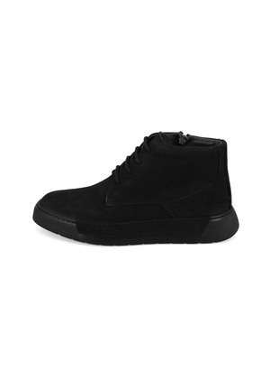 Zwarte suede enkelboots met een ronde neus, vetersluiting en een geprofileerde rubberen zool. Beschikt over een subtiele zijknop voor gemakkelijke aan- en uittrekken.