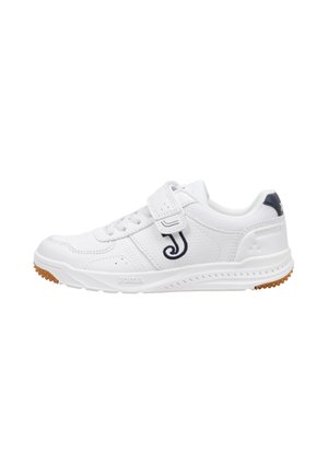 Zapatilla deportiva blanca con cordones y una correa de velcro, con un logo negro "J" en el lateral y una puntera de goma marrón en la suela.
