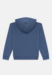 Hoodie azul de mangas compridas com punhos e barra canelados, mostrado de costas sobre um fundo branco.