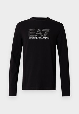 Črna majica z dolgimi rokavi in okroglim izrezom z belim grafičnim tiskom "EA7 EMPORIO ARMANI" na sprednji strani.