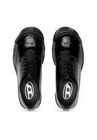 Chaussures en cuir noir avec une surface lisse et brillante, un design à lacets, une forme ronde à l'avant, et un logo distinctif sur les semelles intérieures.