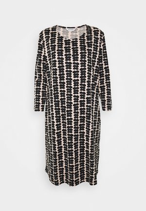 Beżowa sukienka do kolan z czarnym pionowym kwiatowym wzorem, długimi rękawami i okrągłym dekoltem.