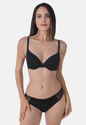 Schwarzes Wäsche-Set mit einem glatten, gepolsterten Unterwire-BH und passendem Bikini-Höschen mit Spitzenakzenten an den Seiten.