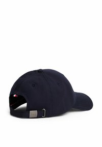 Casquette de baseball en coton bleu marine avec une visière courbée, texture en chevrons, sangle métallique ajustable et détails en tissu intérieur contrastants.
