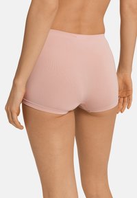 Ljusrosa högmidjade hipsterunderkläder i mjukt, ribbat material. Har sömlösa kanter och en minimalistisk design.