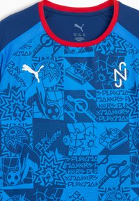 Blå idrottströja med grafiskt mönster som innehåller olika former, sportikoner och Puma-logotypen, accentuerad av en röd krage.