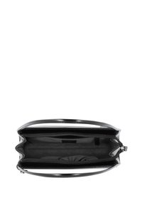 Zwarte leren handtas met een ritssluiting, voorzien van een getextureerde binnenkant en dubbele handgrepen. Het ontwerp is gestructureerd en strak.