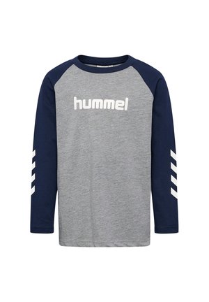 Skjorte med lange ærmer med grå krop og marineblå ærmer, hvid "hummel" tekst på brystet og hvide chevronstriber på ærmerne.
