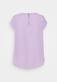 Blouse lavande à manches courtes avec un ourlet arrondi. Comprend une fermeture éclair discrète dans le dos et un tissu lisse et léger.