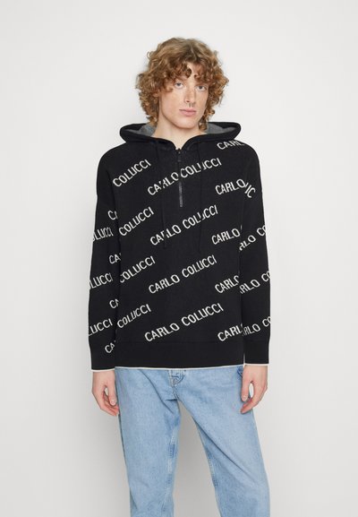 Haut à capuche noir avec fermeture éclair à l'avant, orné d'un motif de texte blanc "CARLO COLUCCI". Matière en coton, manches longues et capuche avec cordon de serrage.