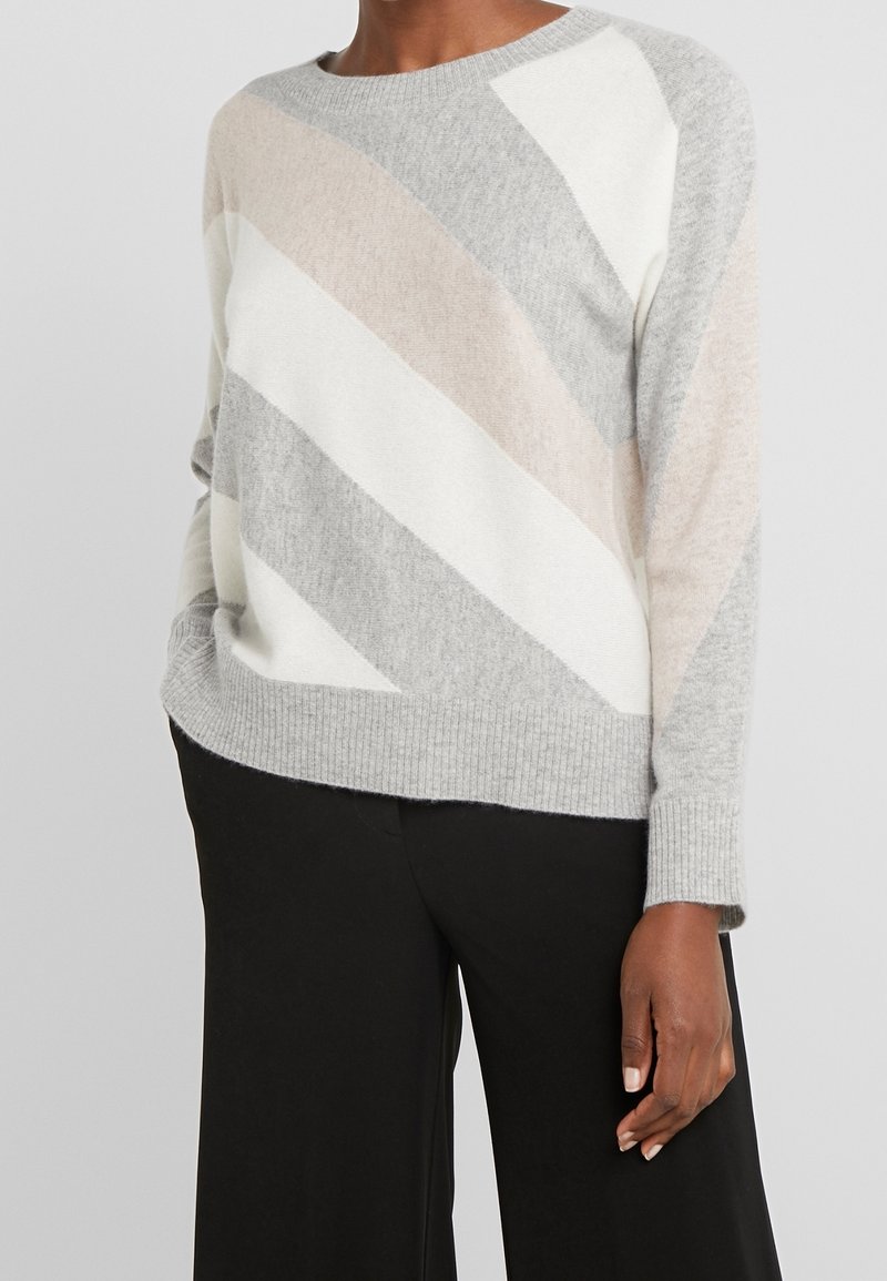 Maglione leggero a maglia con un motivo diagonale grigio, bianco e beige. Presenta un collo e polsini a costine, vestibilità comoda.