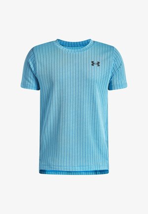 Jasnoniebieska koszulka sportowa z krótkim rękawem, pionowymi białymi paskami i małym czarnym logo Under Armour po lewej stronie klatki piersiowej.
