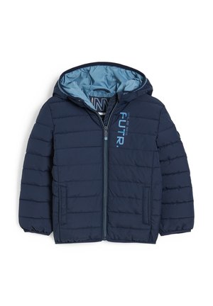Veste rembourrée bleu marine avec doublure de capuche bleu clair, fermeture éclair frontale, poches latérales et texte vertical bleu "FUTR" sur la poitrine gauche.