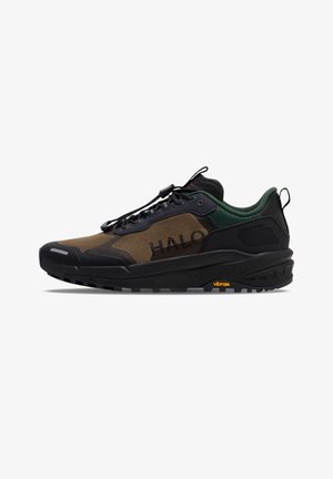 Chaussures de trail avec une tige en synthétique brun et noir, accents verts, semelle VIBRAM et un design à lacets.