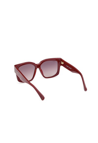 Rote Sonnenbrille mit quadratischem Rahmen, kissenförmigen Gläsern und glänzendem Kunststoffmaterial. Hat schlanke Bügel mit einem kleinen Logo auf einer Seite.