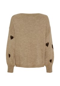 Beige striktrøje med en afslappet pasform, der har mørkebrune hjerteprint på ærmerne. Ribbede kanter ved hals og håndled. Blød tekstur.