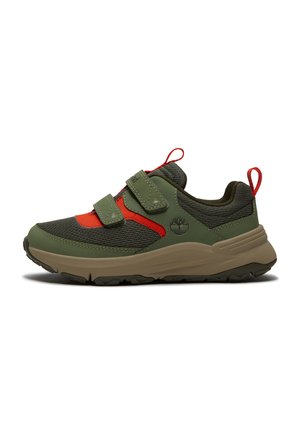 Grøn og orange børnesneaker med to velcrolukninger, beige sål, mesh overdel og røde trækskiver på tung og hæl.