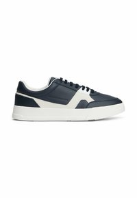 Granatowe skórzane sneakersy z białymi akcentami, teksturowane zamszowe wstawki, płaskie sznurowadła i masywna biała gumowa podeszwa. Wytłoczone logo na pięcie.
