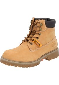 Botas de trabajo de cuero marrón claro con un diseño de tobillo alto, cordones marrones y ojetes de metal. Cuenta con una suela de goma con un dibujo pronunciado y acentos del logo.