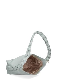 Borsa in pelle di un blu chiaro con tracolla intrecciata, texture morbida, chiusura con zip e interno beige con una piccola tasca.