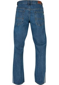 Blauwe denim jeans met een rechte pijp, zichtbare stiksels, twee achterzakken en een leren bruine patch op de tailleband.