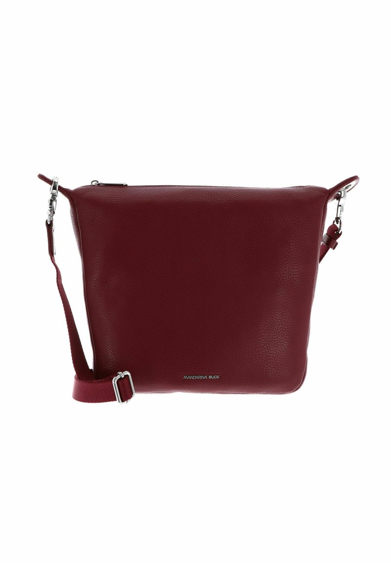 Rechteckige bordeauxrote Leder-Crossbody-Tasche mit verstellbarem Riemen, silberner Hardware und dezentem Markenlogo in der Mitte der Vorderseite.