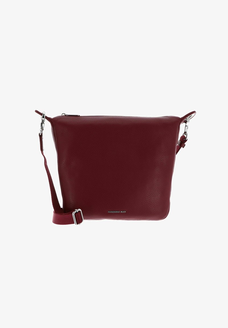 Rechteckige bordeauxrote Leder-Crossbody-Tasche mit verstellbarem Riemen, silberner Hardware und dezentem Markenlogo in der Mitte der Vorderseite.