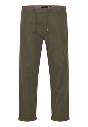 Pantaloni in cotone verde oliva con taglio dritto, dotati di chiusura con bottone, vita con cordoncino e orli arrotolati. Tessuto testurizzato con una leggera lucentezza.