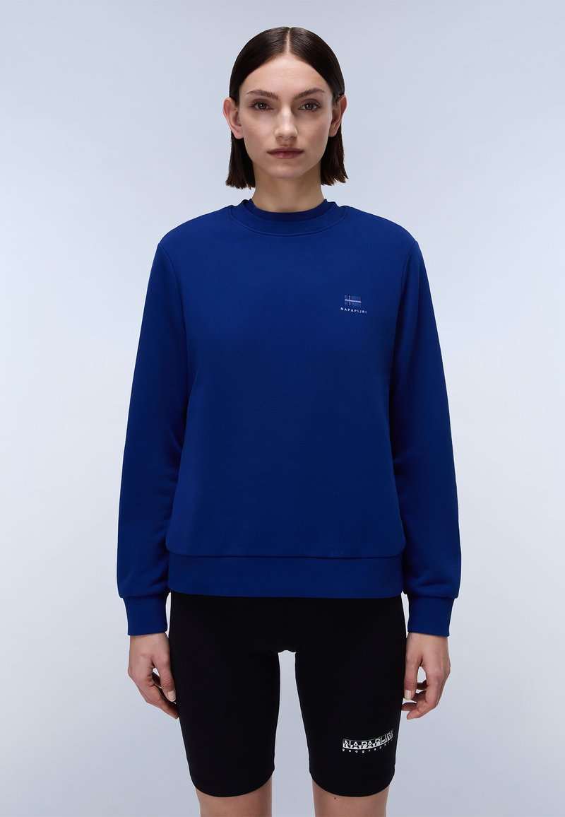 Blauwe sweatshirt van een katoenmix, met een ronde hals, geribbelde mouwen en een klein logo op de borst. Gecombineerd met zwarte shorts.
