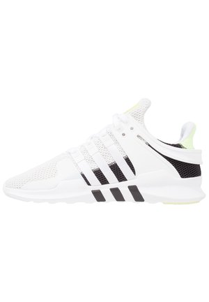 Weißer und schwarzer Sportschuh mit Mesh-Obermaterial, drei weißen Streifen, Schnürdesign und gepolsterter Sohle, aus seitlicher Ansicht gezeigt.