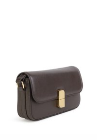 Donkerbruine leren schoudertas met gouden rechthoekige sluiting en verstelbare riem, afgebeeld tegen een witte achtergrond.