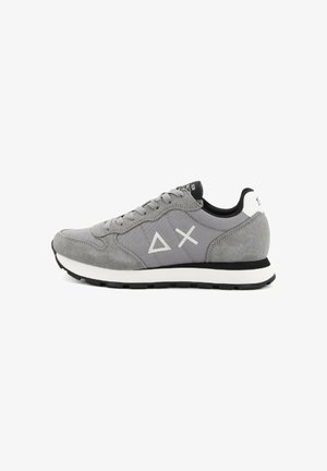 Zapatilla gris con un upper de gamuza texturizada y malla, que presenta acentos de logo blanco, un interior negro y una media suela blanca. Suela de goma.