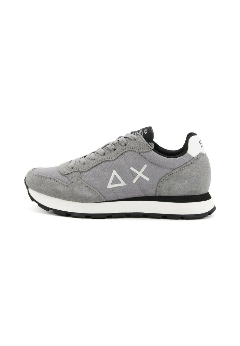 Sneaker grigio con tomaia in suede e mesh testurizzati, dotato di accenti di logo bianchi, un interno nero e una suola intermedia bianca. Suola esterna in gomma.