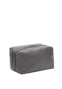 Neceser de cuero gris, forma rectangular, textura suave, con cierre de doble cremallera en el borde superior. Sin acentos adicionales.