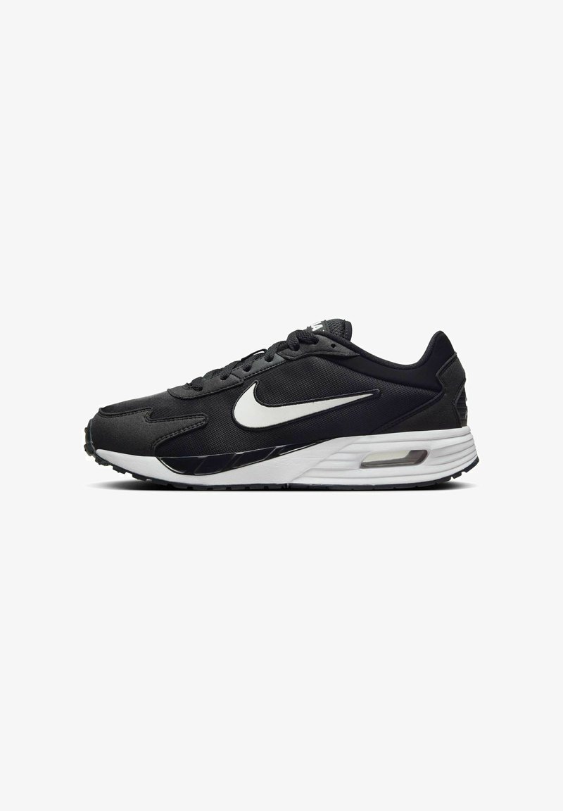 Zapatilla deportiva negra con materiales de malla y sintéticos, con un swoosh blanco de Nike, suela negra y unidad Air visible en el talón.