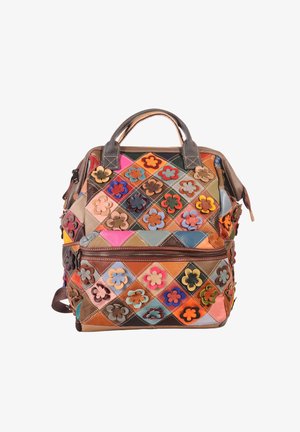 Mehrfarbiger Rucksack aus Patchwork-Leder, verziert mit applizierten, aufgenähten Blumen, ausgestattet mit oberen Griffen, einer vorderen Reißverschlusstasche und Schulterriemen.
