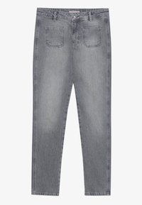 Szürke denim farmernadrág egyenes fazonnal, öt zsebbel és kopott hatással. Gombos záródással és övhurkokkal rendelkezik.
